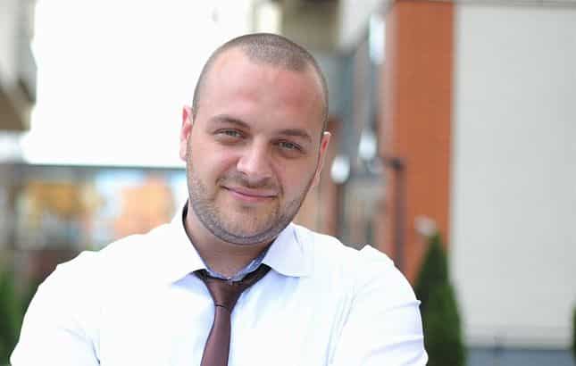 Psicólogo Luan Santiago – "O Escultor de Caminhos" Especialidade: Terapia Sistêmica Familiar e Terapia de Casal. Abordagem: Luan acredita que cada indivíduo é parte de um sistema, e, muitas vezes, as dificuldades surgem das interações nesse sistema. Ele ajuda famílias e casais a desvendar padrões de comunicação, ressignificar conflitos e construir novas formas de se relacionar, como um escultor que molda novas perspectivas para o bem-estar de todos. Endereço: Estrada dos Três Rios, 1000, Bloco 5, Sala 405 – Freguesia (Jacarepaguá), Rio de Janeiro – RJ Telefone: (21) 98765-1234